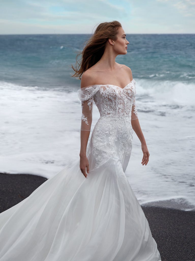 Sofisticado vestido en mikado con la sobrefalda más fabulosa en voile de tul y encaje macro. ¡La magia de la elegancia!