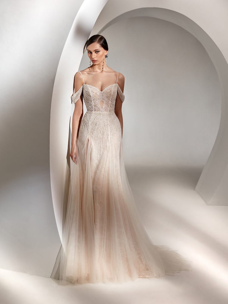 Flared wedding dress with voluminous yet lightweight tulle skirt with lace embroidered with floral motifs. For brides who dream of a romantic, feminine dress to say “I do.”