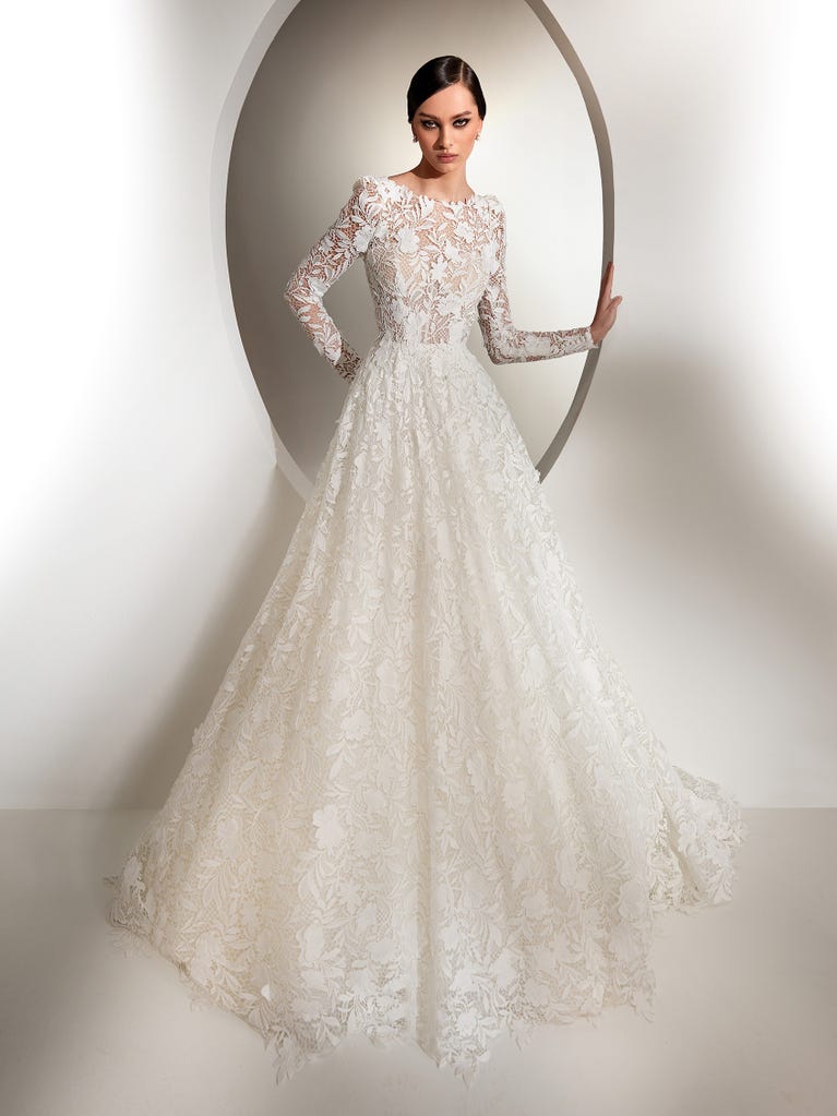 Tulle wedding dress with sleeveless bodice and sweetheart neckline. The embroidered lace creates a fabulous 3D effect, and the removable sleeves will look perfect during the ceremony.