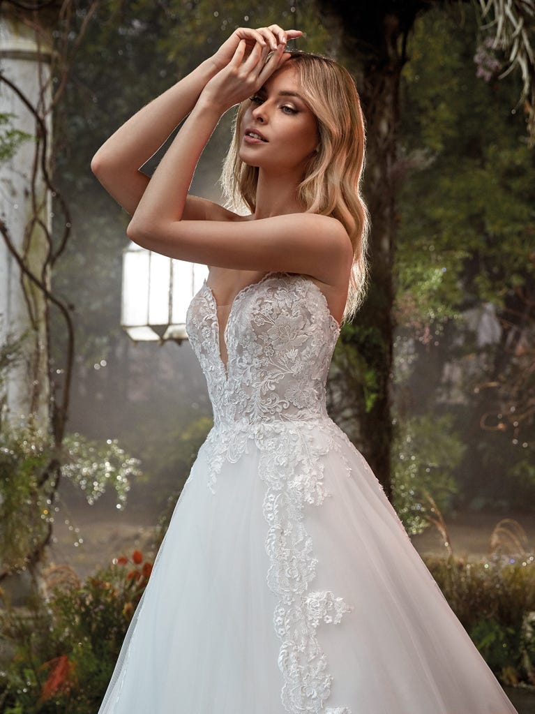 Tulle wedding dress with sleeveless bodice and sweetheart neckline. The embroidered lace creates a fabulous 3D effect, and the removable sleeves will look perfect during the ceremony.
