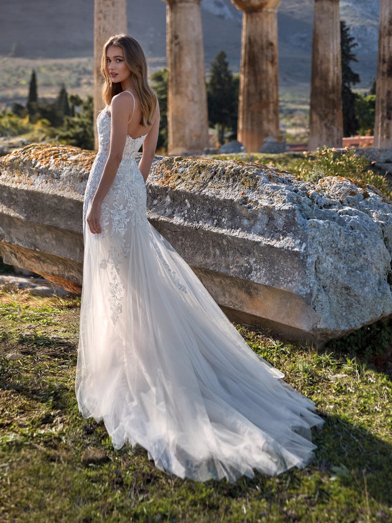 Princess wedding dress in carmine red tulle. The tulle ruffles create a light volume on the skirt and the sleeveless bodice, while the high waistline enhances the waist.