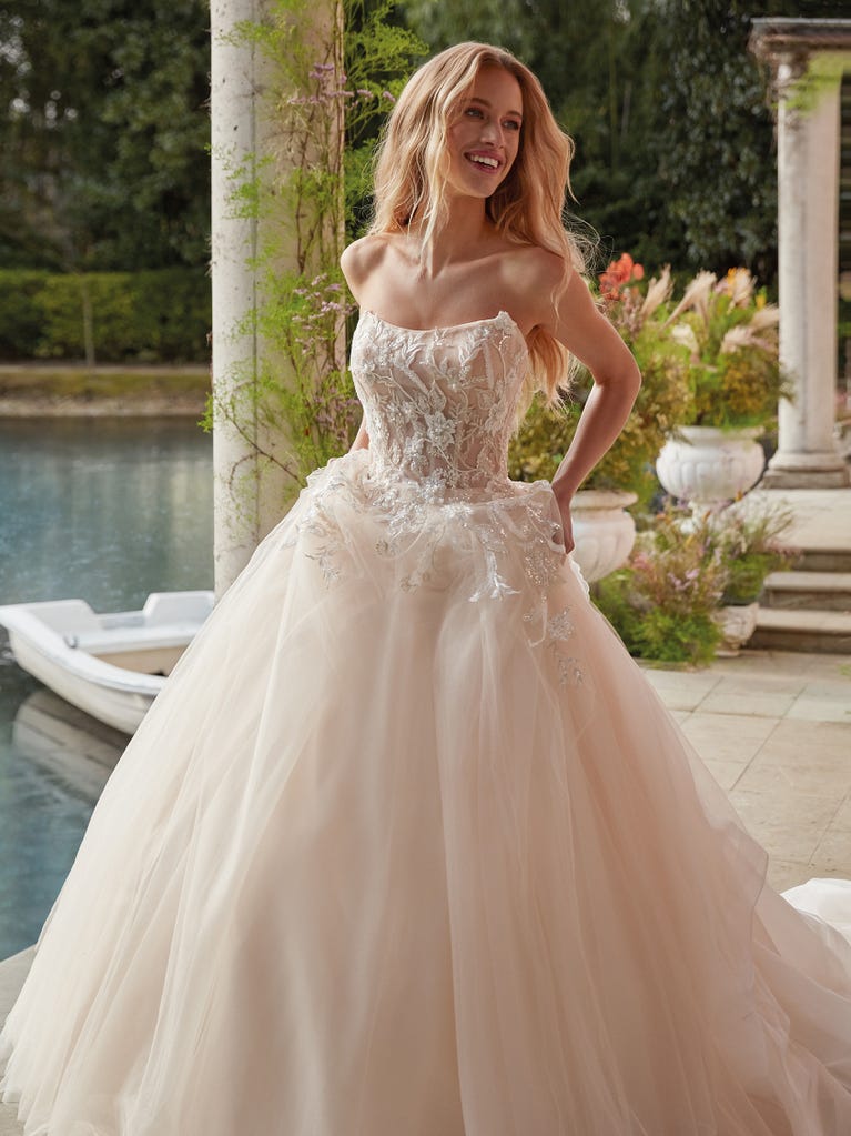 Sofisticado vestido en mikado con la sobrefalda más fabulosa en voile de tul y encaje macro. ¡La magia de la elegancia!