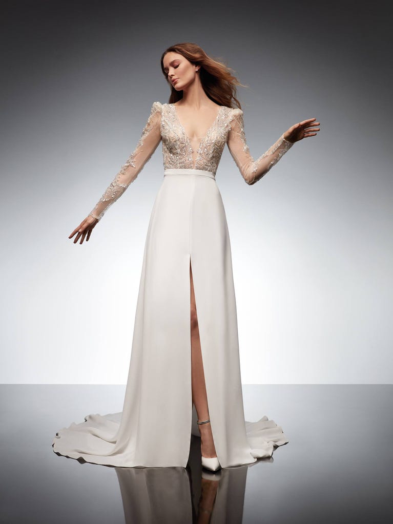 Precioso vestido de novia corte en A de tul champán con bordados de cuentas y elegantes flores 3D. Los tirantes dejan descubierta la espalda con un elegante escote.
