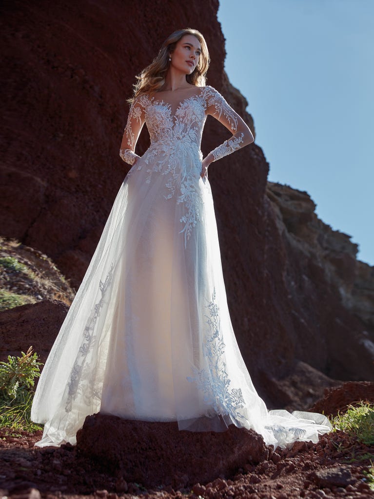 Sofisticado vestido en mikado con la sobrefalda más fabulosa en voile de tul y encaje macro. ¡La magia de la elegancia!