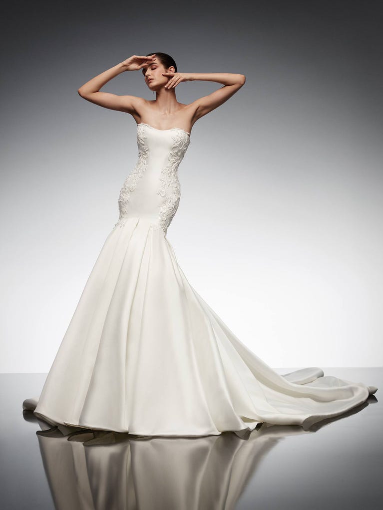 Beautiful A-line wedding dress in champagne tulle with embroidered beading and elegant 3D flowers. The straps expose the back with an elegant neckline.