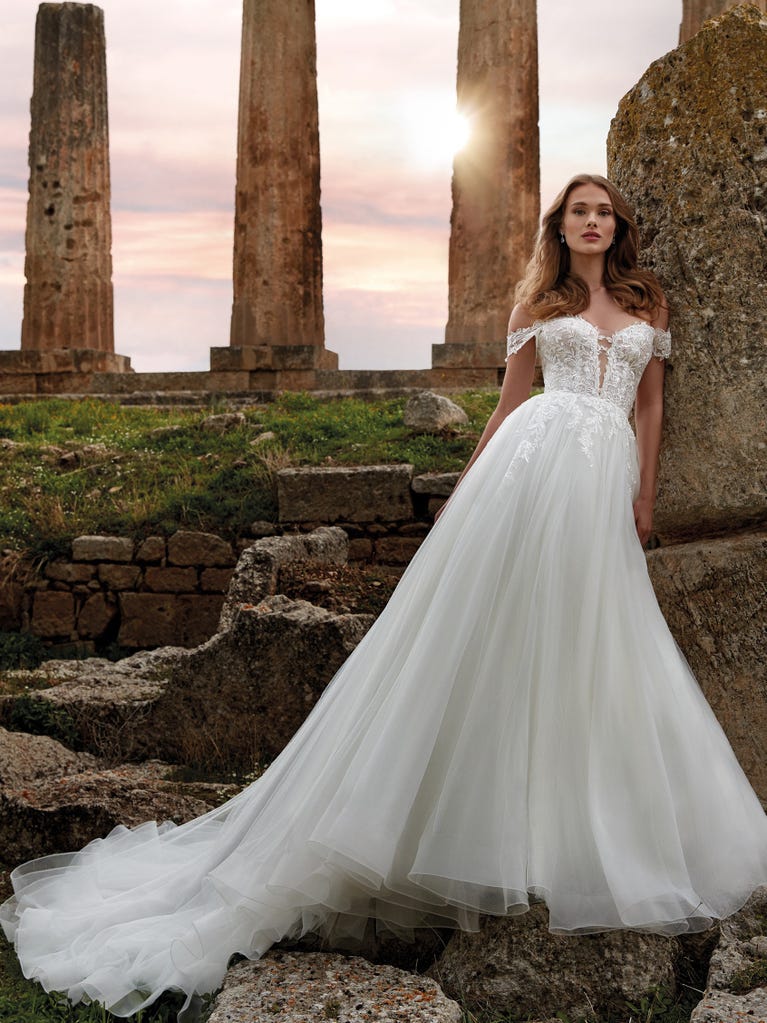 Charming mermaid dress in tulle and chantilly lace. The soft, tulle voile sleeves float like wings!