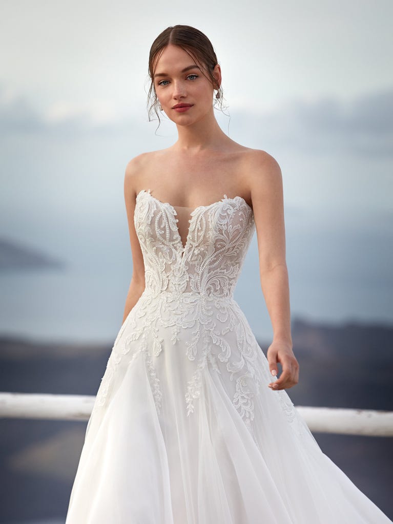 Sofisticado vestido en mikado con la sobrefalda más fabulosa en voile de tul y encaje macro. ¡La magia de la elegancia!