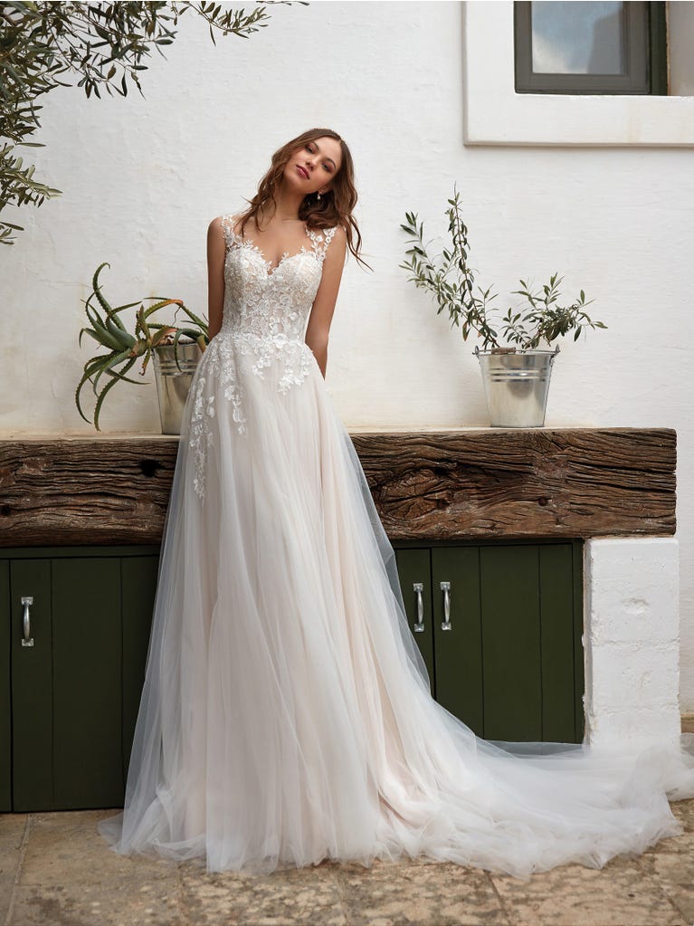 Tulle wedding dress with sleeveless bodice and sweetheart neckline. The embroidered lace creates a fabulous 3D effect, and the removable sleeves will look perfect during the ceremony.
