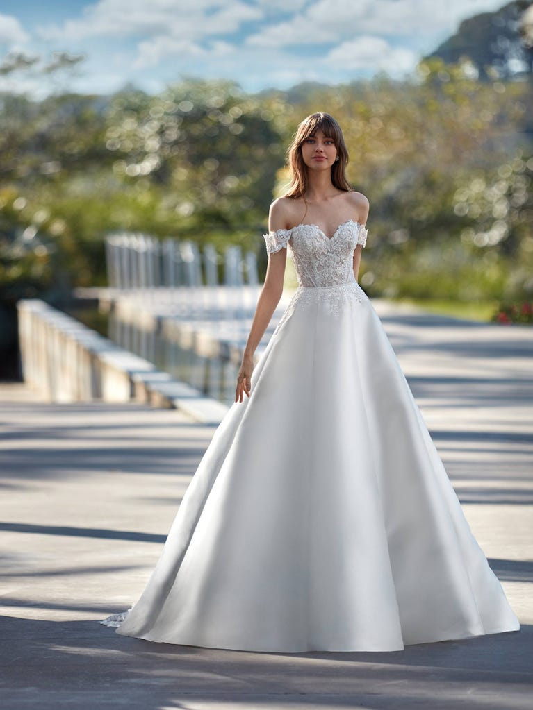 Tulle wedding dress with sleeveless bodice and sweetheart neckline. The embroidered lace creates a fabulous 3D effect, and the removable sleeves will look perfect during the ceremony.