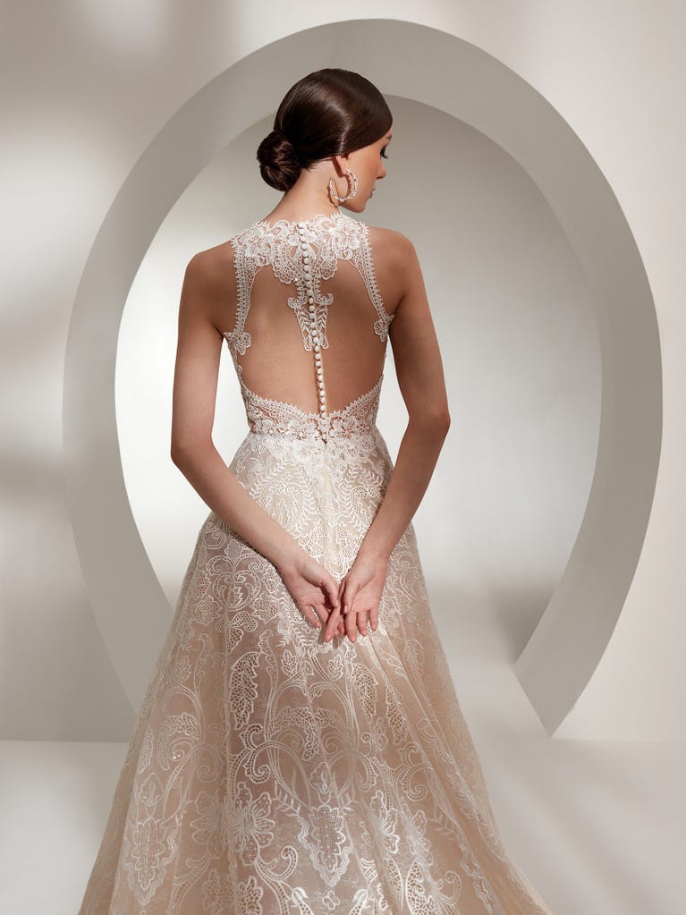 Flared wedding dress with voluminous yet lightweight tulle skirt with lace embroidered with floral motifs. For brides who dream of a romantic, feminine dress to say “I do.”
