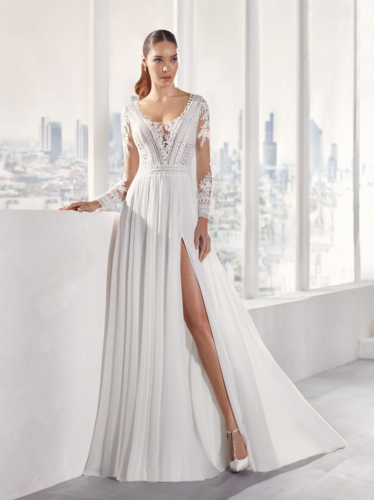 Sofisticado vestido en mikado con la sobrefalda más fabulosa en voile de tul y encaje macro. ¡La magia de la elegancia!