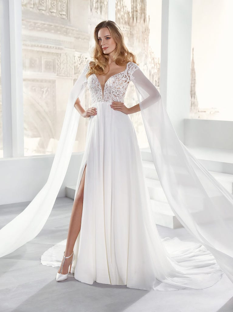 Sofisticado vestido en mikado con la sobrefalda más fabulosa en voile de tul y encaje macro. ¡La magia de la elegancia!