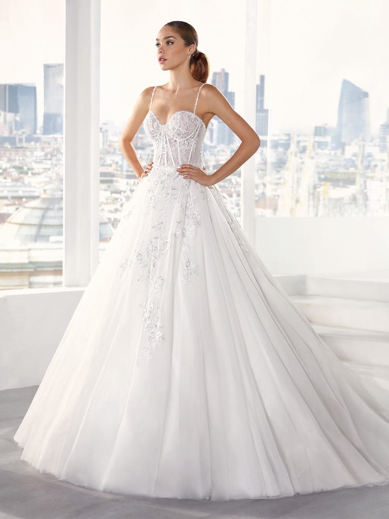 Tulle wedding dress with sleeveless bodice and sweetheart neckline. The embroidered lace creates a fabulous 3D effect, and the removable sleeves will look perfect during the ceremony.