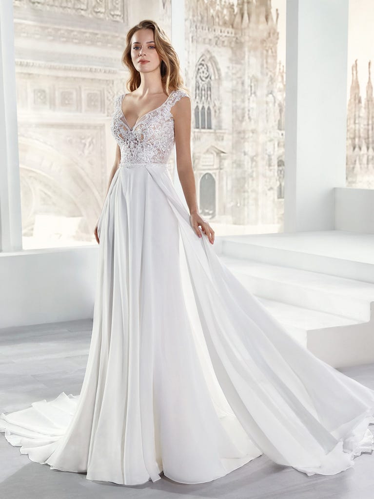 Sofisticado vestido en mikado con la sobrefalda más fabulosa en voile de tul y encaje macro. ¡La magia de la elegancia!