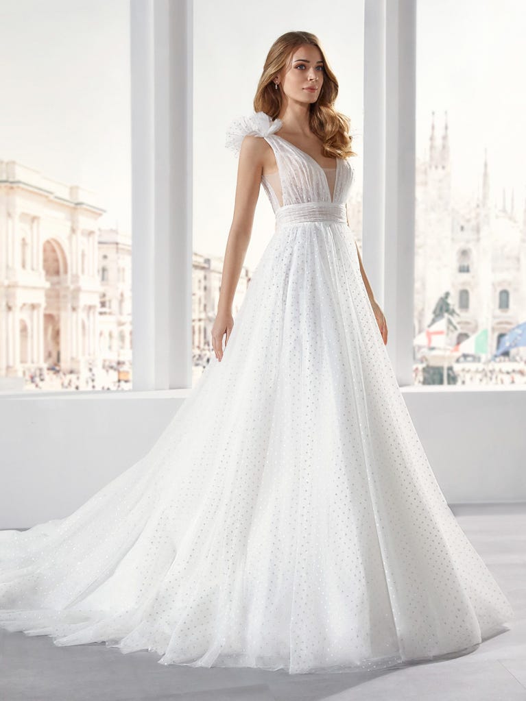 Tulle wedding dress with sleeveless bodice and sweetheart neckline. The embroidered lace creates a fabulous 3D effect, and the removable sleeves will look perfect during the ceremony.