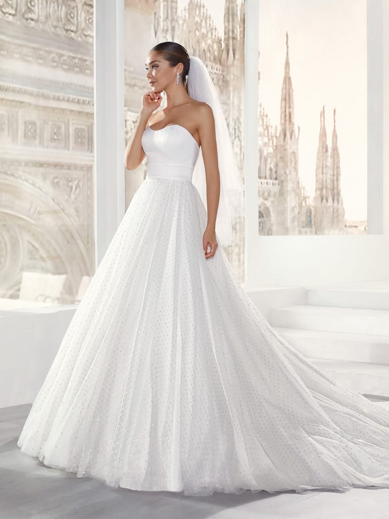 Tulle wedding dress with sleeveless bodice and sweetheart neckline. The embroidered lace creates a fabulous 3D effect, and the removable sleeves will look perfect during the ceremony.