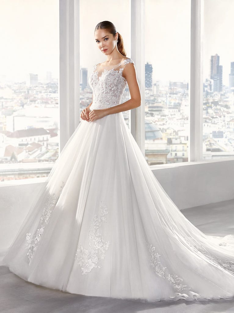 Tulle wedding dress with sleeveless bodice and sweetheart neckline. The embroidered lace creates a fabulous 3D effect, and the removable sleeves will look perfect during the ceremony.