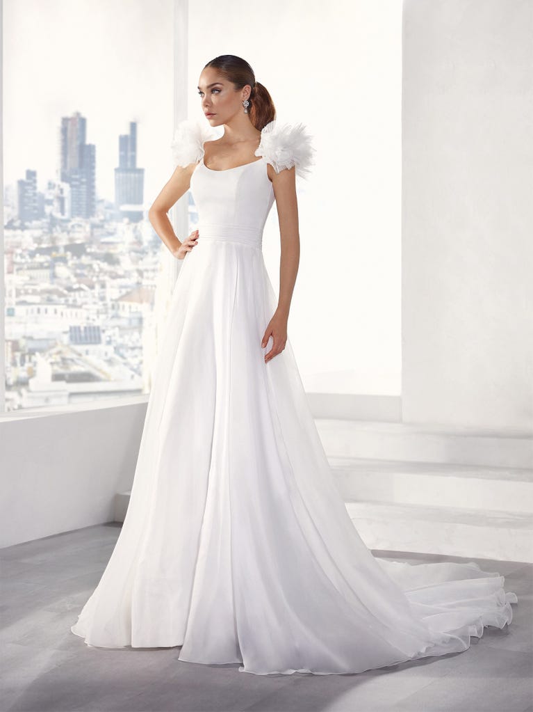 Sofisticado vestido en mikado con la sobrefalda más fabulosa en voile de tul y encaje macro. ¡La magia de la elegancia!