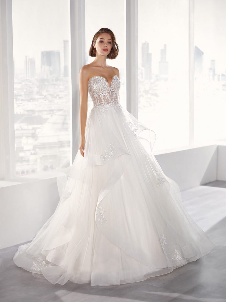 Sofisticado vestido en mikado con la sobrefalda más fabulosa en voile de tul y encaje macro. ¡La magia de la elegancia!