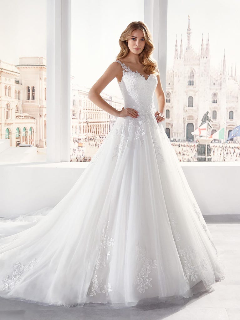 Tulle wedding dress with sleeveless bodice and sweetheart neckline. The embroidered lace creates a fabulous 3D effect, and the removable sleeves will look perfect during the ceremony.