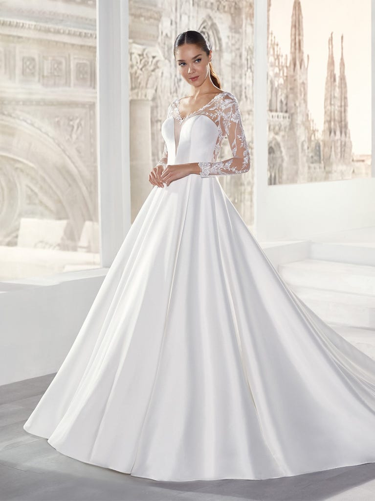 Tulle wedding dress with sleeveless bodice and sweetheart neckline. The embroidered lace creates a fabulous 3D effect, and the removable sleeves will look perfect during the ceremony.