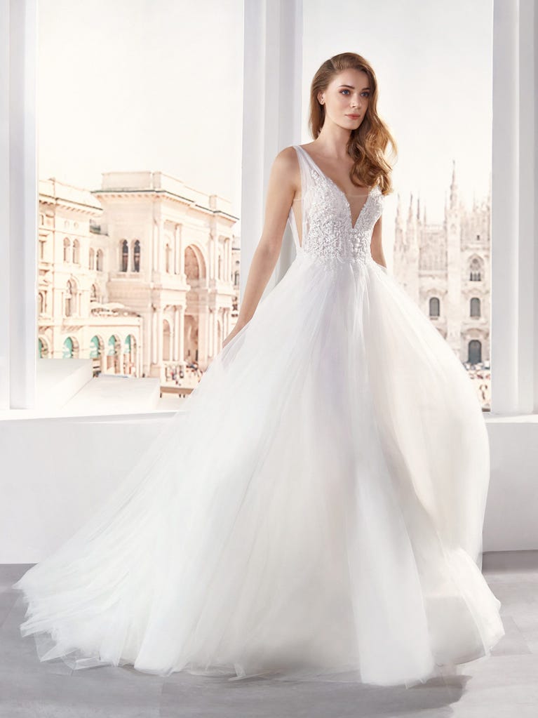 Tulle wedding dress with sleeveless bodice and sweetheart neckline. The embroidered lace creates a fabulous 3D effect, and the removable sleeves will look perfect during the ceremony.