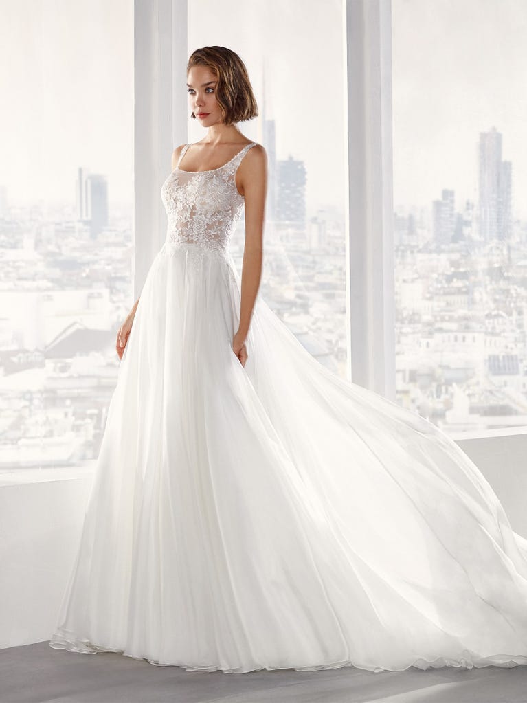 Sofisticado vestido en mikado con la sobrefalda más fabulosa en voile de tul y encaje macro. ¡La magia de la elegancia!