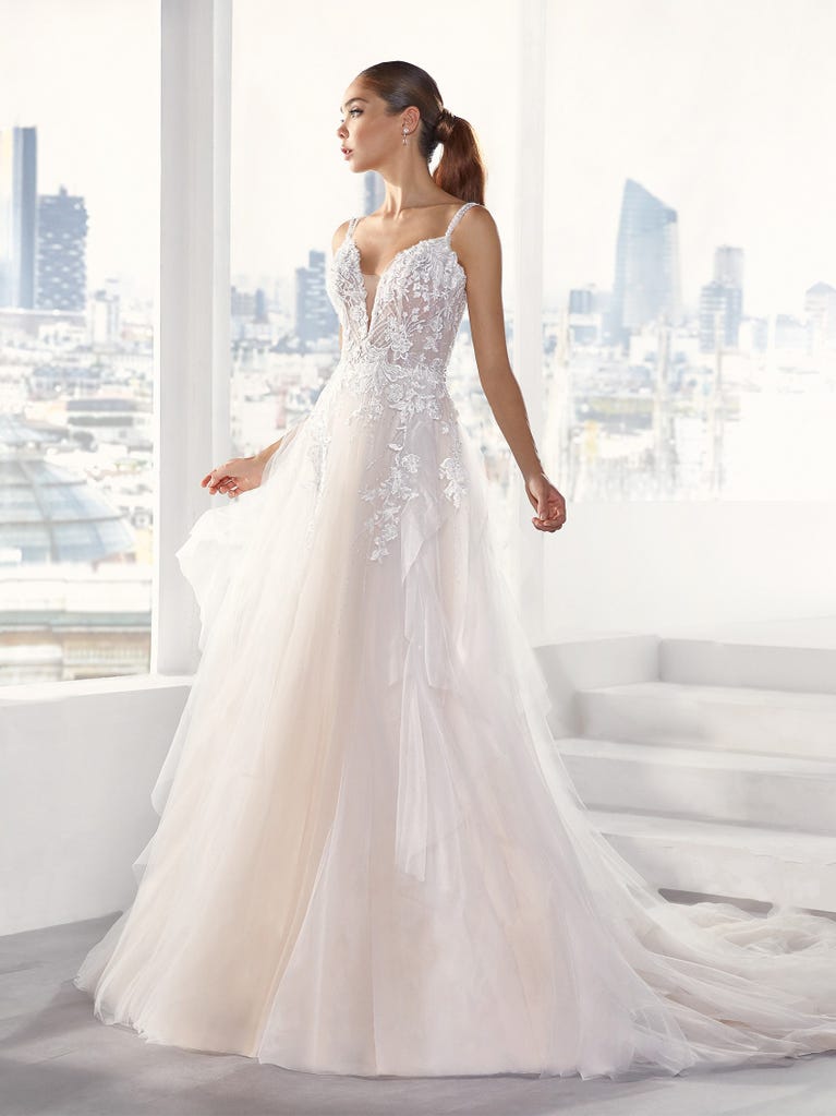 Sofisticado vestido en mikado con la sobrefalda más fabulosa en voile de tul y encaje macro. ¡La magia de la elegancia!