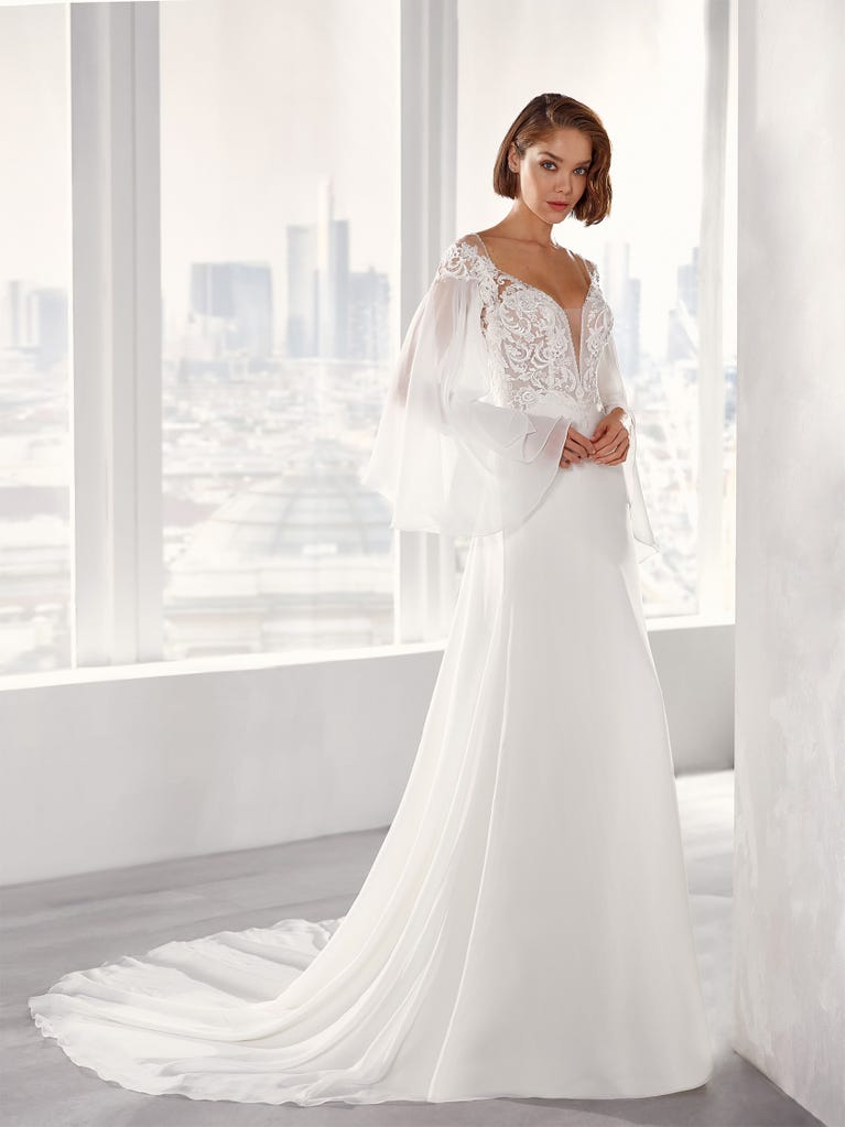 Sofisticado vestido en mikado con la sobrefalda más fabulosa en voile de tul y encaje macro. ¡La magia de la elegancia!