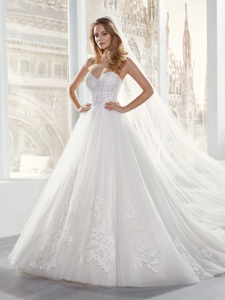 Tulle wedding dress with sleeveless bodice and sweetheart neckline. The embroidered lace creates a fabulous 3D effect, and the removable sleeves will look perfect during the ceremony.
