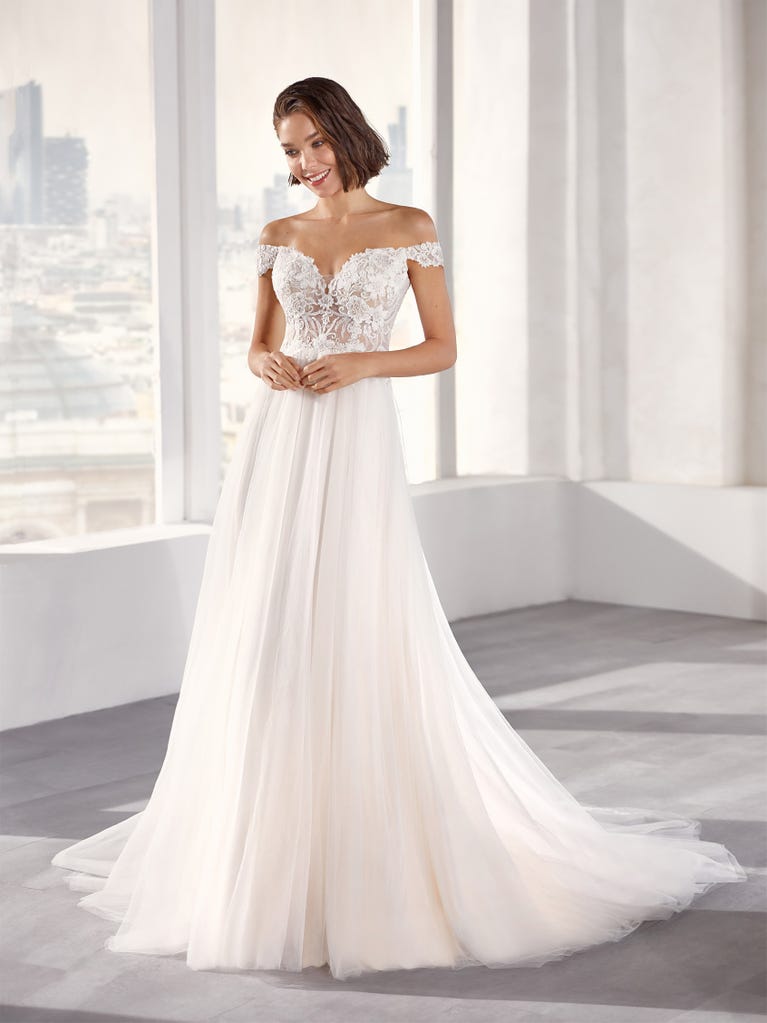 Sofisticado vestido en mikado con la sobrefalda más fabulosa en voile de tul y encaje macro. ¡La magia de la elegancia!