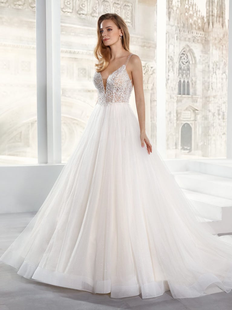 Tulle wedding dress with sleeveless bodice and sweetheart neckline. The embroidered lace creates a fabulous 3D effect, and the removable sleeves will look perfect during the ceremony.