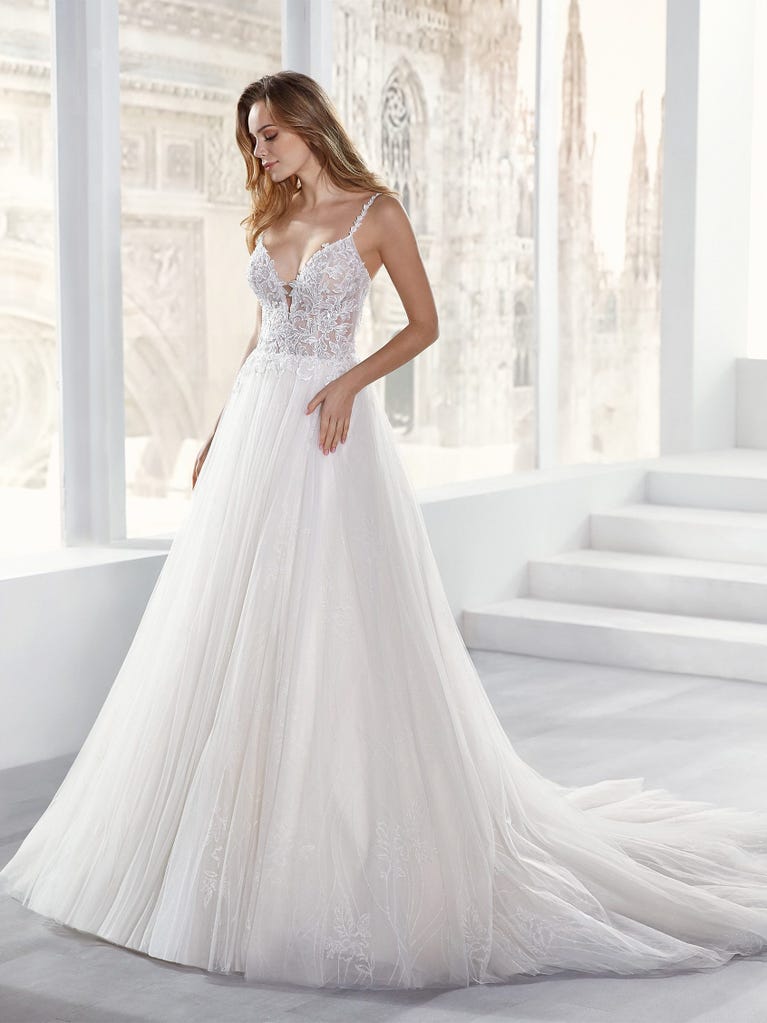 Tulle wedding dress with sleeveless bodice and sweetheart neckline. The embroidered lace creates a fabulous 3D effect, and the removable sleeves will look perfect during the ceremony.