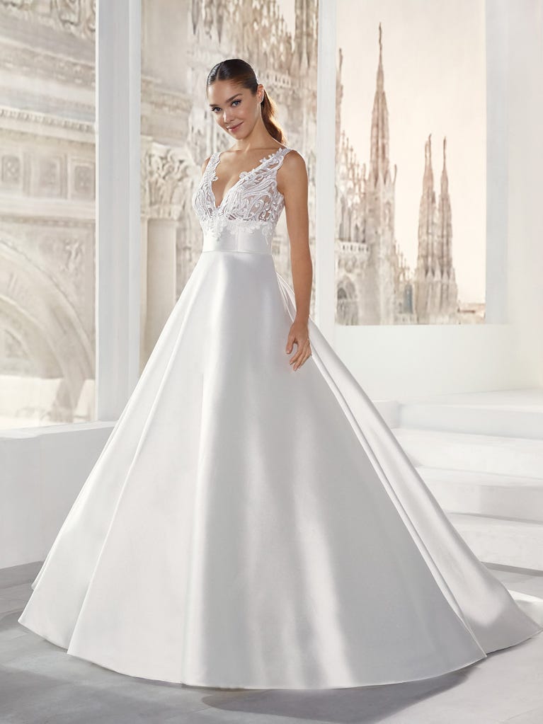 Tulle wedding dress with sleeveless bodice and sweetheart neckline. The embroidered lace creates a fabulous 3D effect, and the removable sleeves will look perfect during the ceremony.