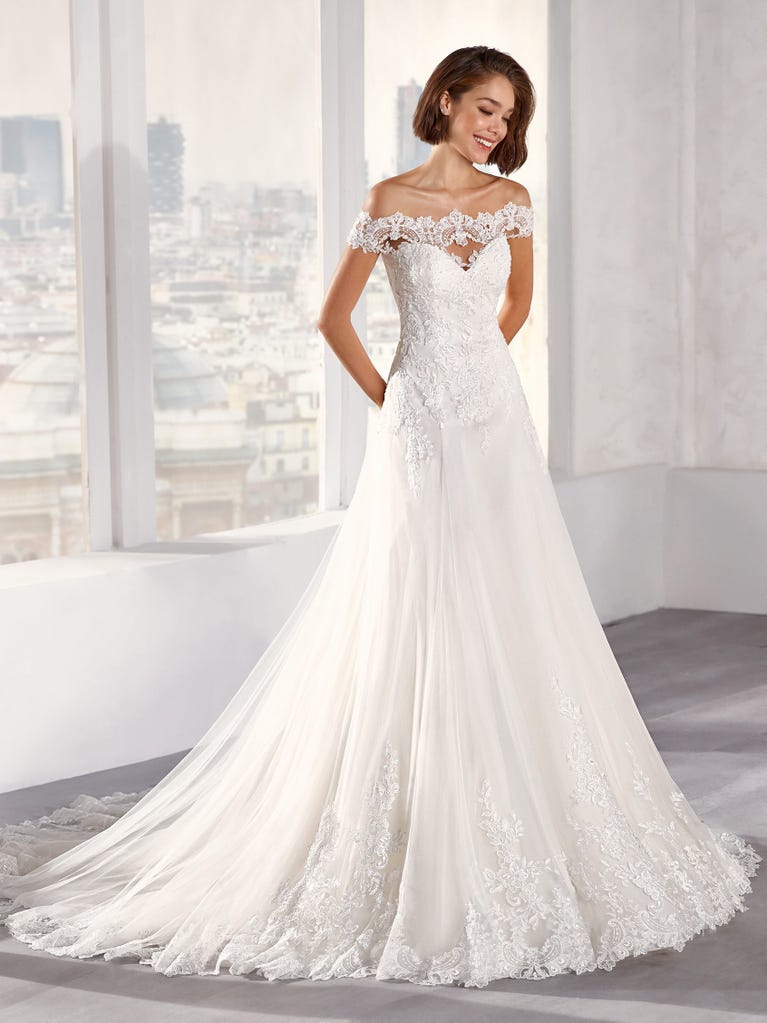 Tulle wedding dress with sleeveless bodice and sweetheart neckline. The embroidered lace creates a fabulous 3D effect, and the removable sleeves will look perfect during the ceremony.