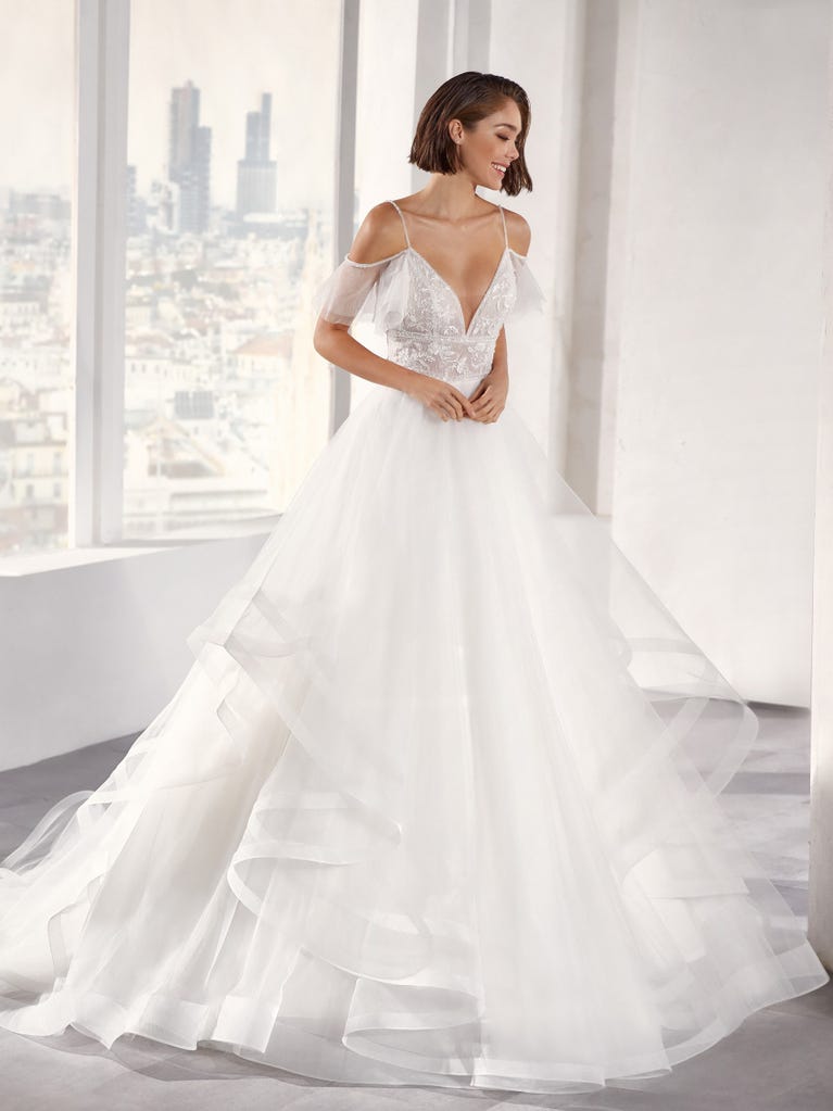 Sofisticado vestido en mikado con la sobrefalda más fabulosa en voile de tul y encaje macro. ¡La magia de la elegancia!