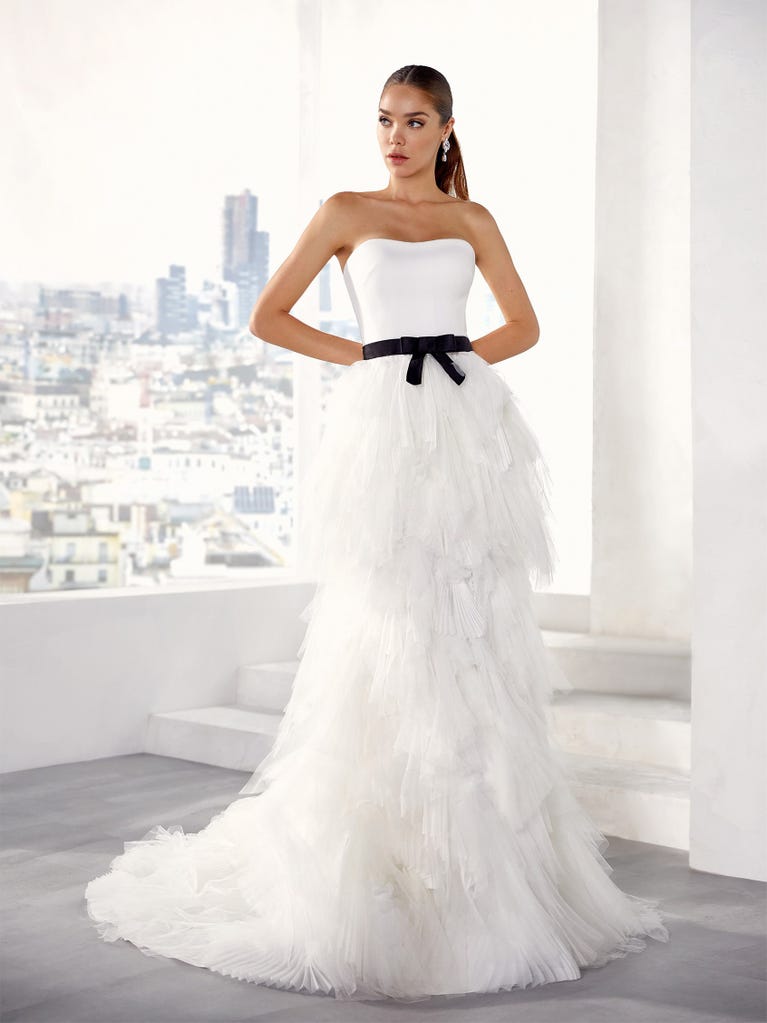 Sofisticado vestido en mikado con la sobrefalda más fabulosa en voile de tul y encaje macro. ¡La magia de la elegancia!