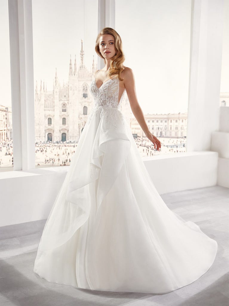 Sofisticado vestido en mikado con la sobrefalda más fabulosa en voile de tul y encaje macro. ¡La magia de la elegancia!