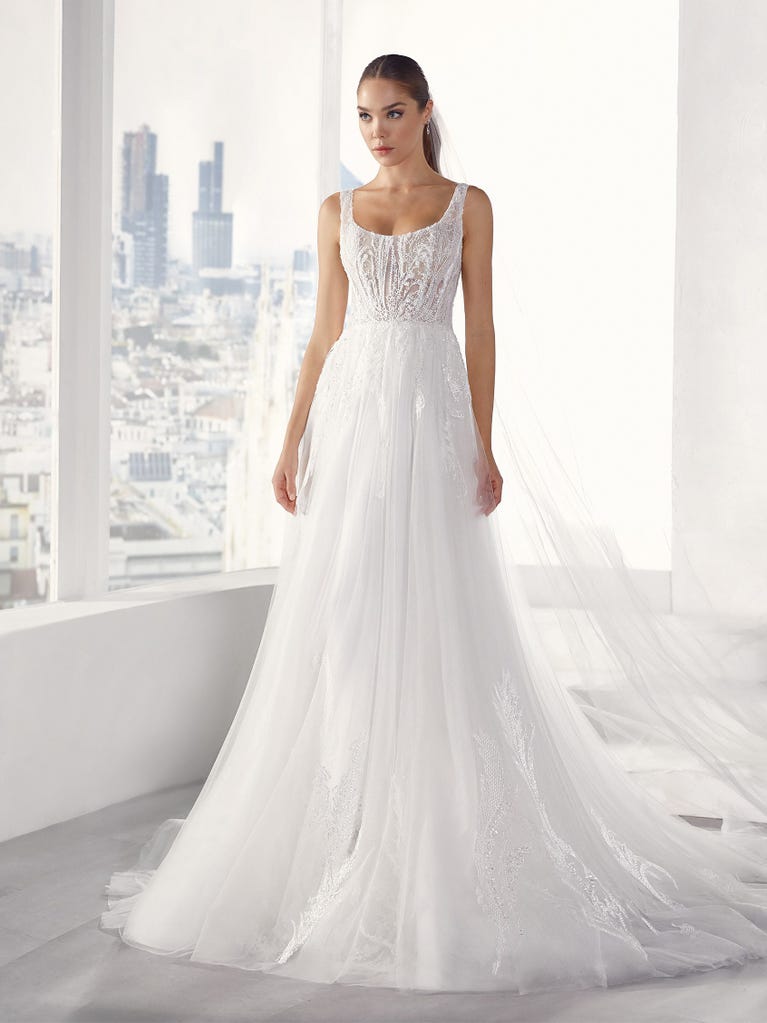 Sofisticado vestido en mikado con la sobrefalda más fabulosa en voile de tul y encaje macro. ¡La magia de la elegancia!