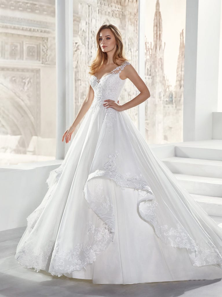 Sofisticado vestido en mikado con la sobrefalda más fabulosa en voile de tul y encaje macro. ¡La magia de la elegancia!