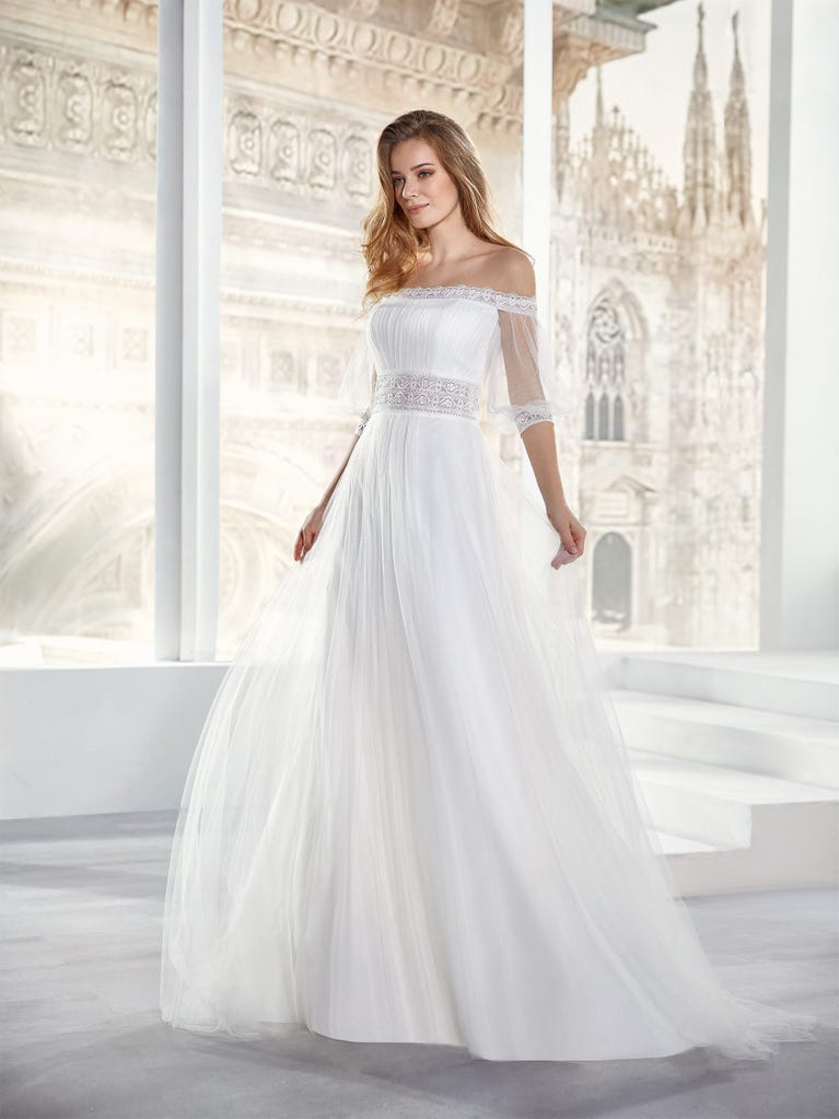 Sofisticado vestido en mikado con la sobrefalda más fabulosa en voile de tul y encaje macro. ¡La magia de la elegancia!