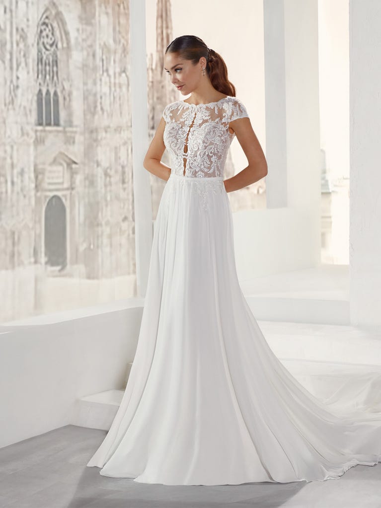 Sofisticado vestido en mikado con la sobrefalda más fabulosa en voile de tul y encaje macro. ¡La magia de la elegancia!