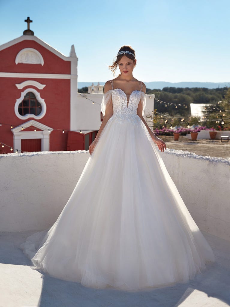 Tulle wedding dress with sleeveless bodice and sweetheart neckline. The embroidered lace creates a fabulous 3D effect, and the removable sleeves will look perfect during the ceremony.