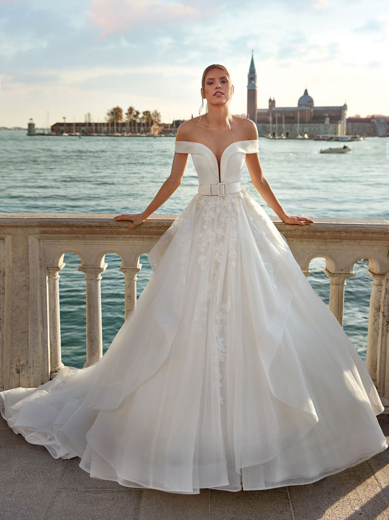 Tulle wedding dress with sleeveless bodice and sweetheart neckline. The embroidered lace creates a fabulous 3D effect, and the removable sleeves will look perfect during the ceremony.