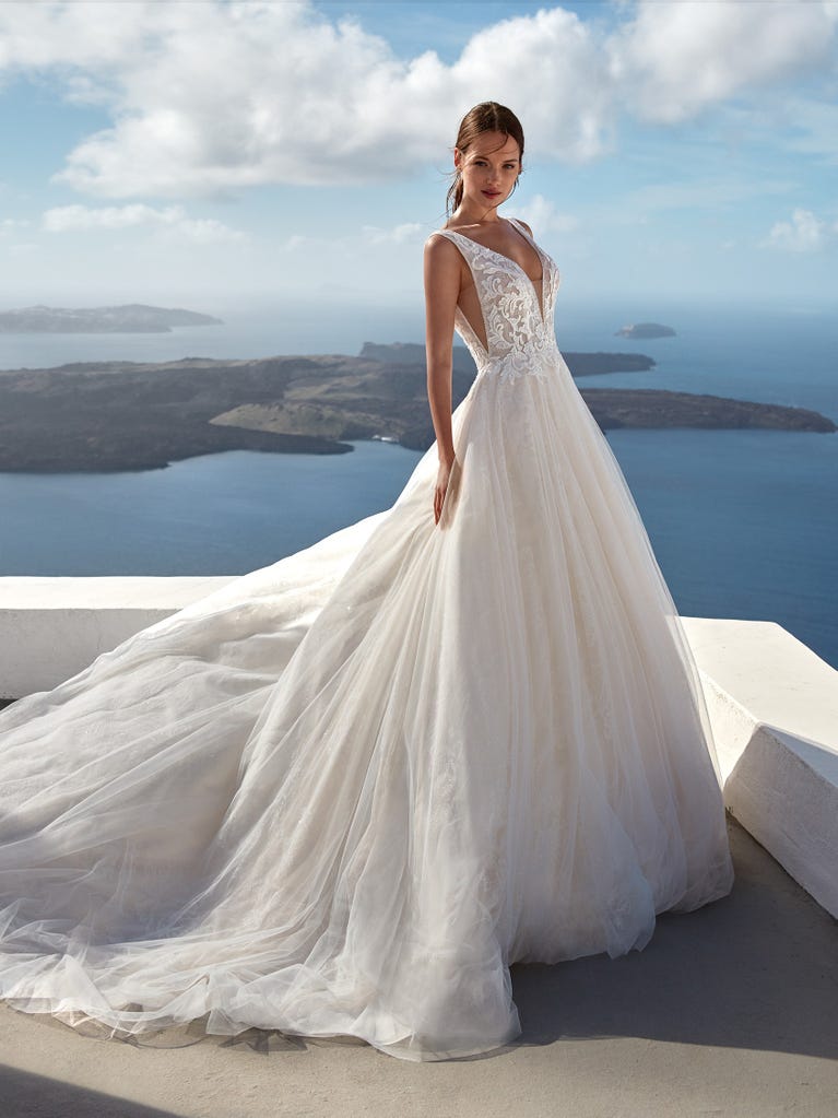 Tulle wedding dress with sleeveless bodice and sweetheart neckline. The embroidered lace creates a fabulous 3D effect, and the removable sleeves will look perfect during the ceremony.