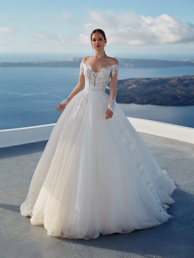 Tulle wedding dress with sleeveless bodice and sweetheart neckline. The embroidered lace creates a fabulous 3D effect, and the removable sleeves will look perfect during the ceremony.