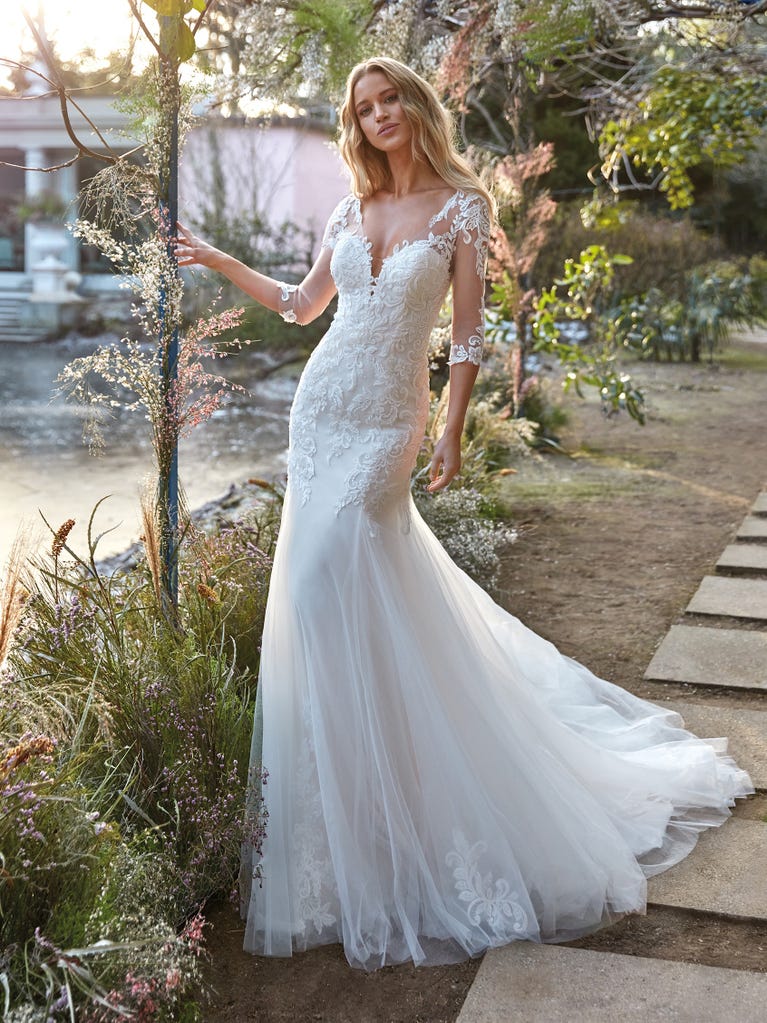 Sensual wedding dress crafted from organza, tulle, delicate embroidered allover lace and ivory sequins. Definitely for the bride who wishes to shine with elegance and uniqueness!