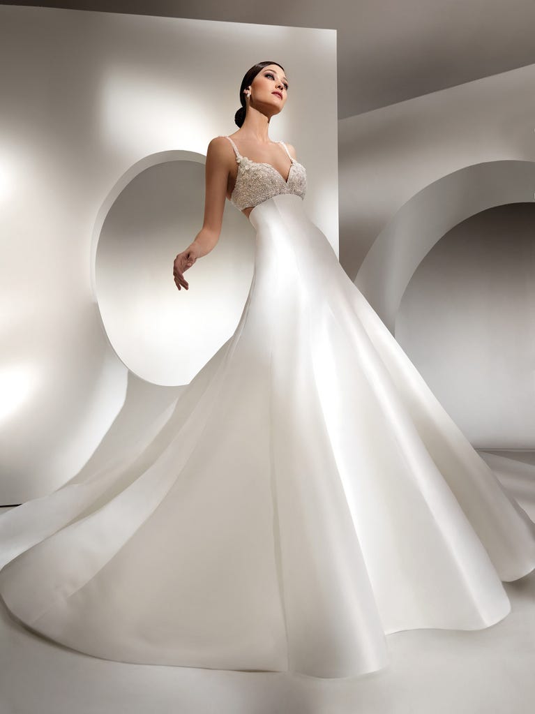 Tulle wedding dress with sleeveless bodice and sweetheart neckline. The embroidered lace creates a fabulous 3D effect, and the removable sleeves will look perfect during the ceremony.
