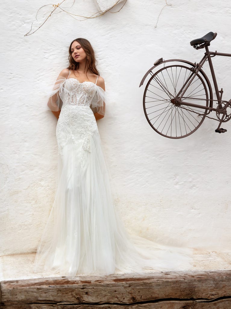 Flared wedding dress with voluminous yet lightweight tulle skirt with lace embroidered with floral motifs. For brides who dream of a romantic, feminine dress to say “I do.”