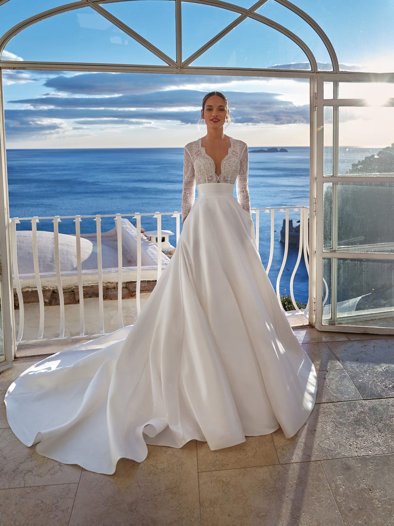 Tulle wedding dress with sleeveless bodice and sweetheart neckline. The embroidered lace creates a fabulous 3D effect, and the removable sleeves will look perfect during the ceremony.